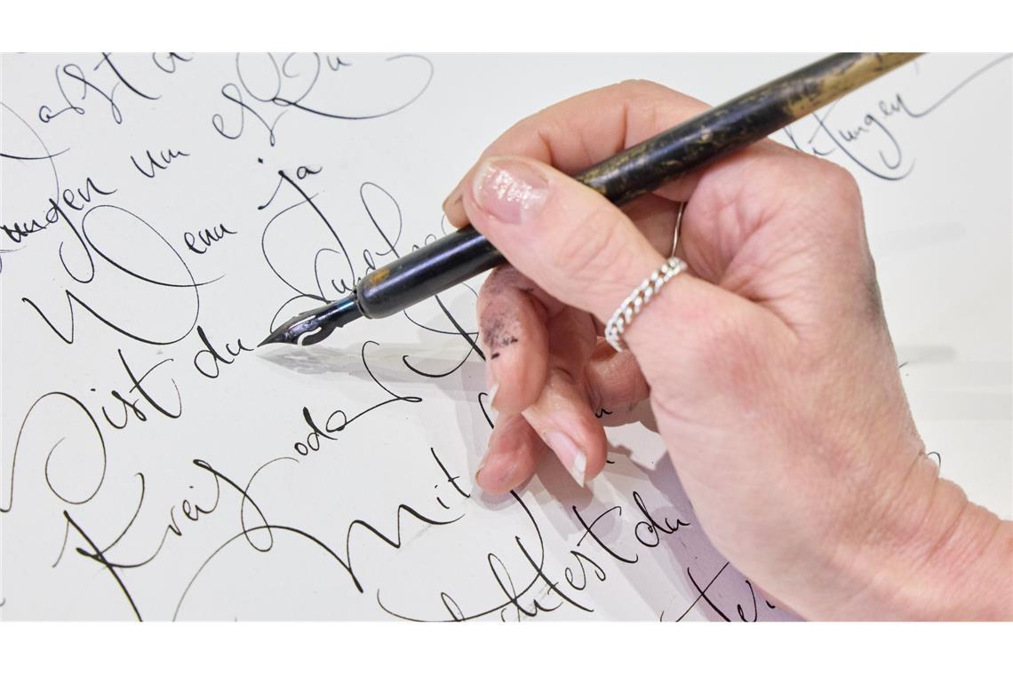 Schön schreiben, kann jeder, findet Jeannine Platz und ermuntert: Weniger tippen, mehr schreiben!