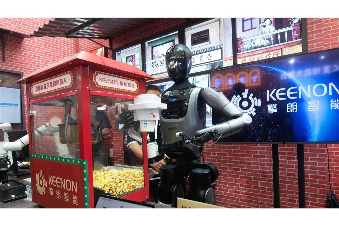 Schöne neue Welt: Ein Serviceroboter verkauft probeweise Popcorn auf einer Robotikmesse.