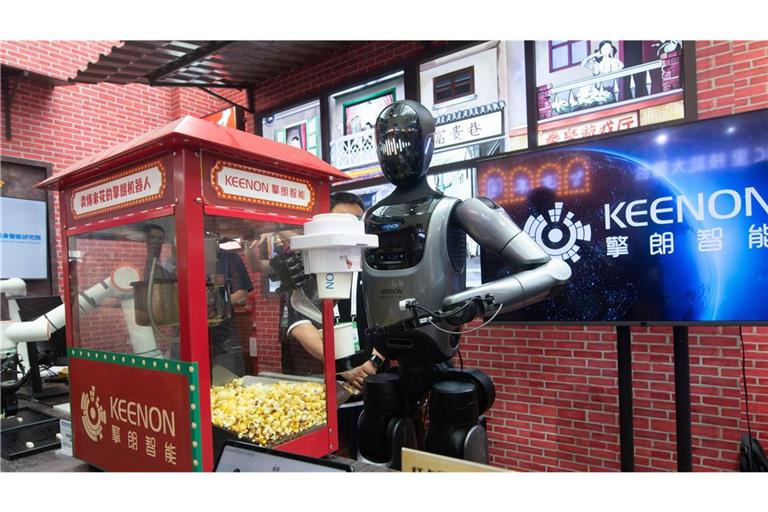 Schöne neue Welt: Ein Serviceroboter verkauft probeweise Popcorn auf einer Robotikmesse.