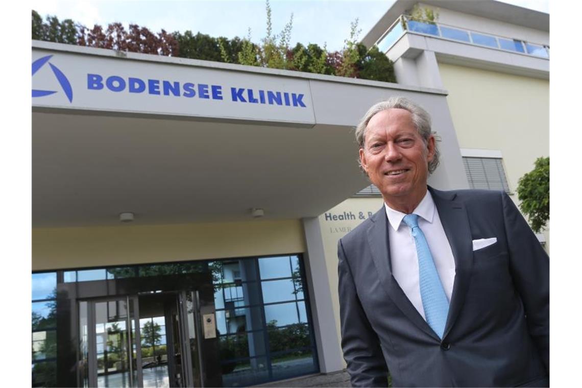 Schönheits-Chirurg Professor Werner Mang steht vor der von ihm gegründeten Bodensee Klinik. Foto: Karl-Josef Hildenbrand/Archivbild