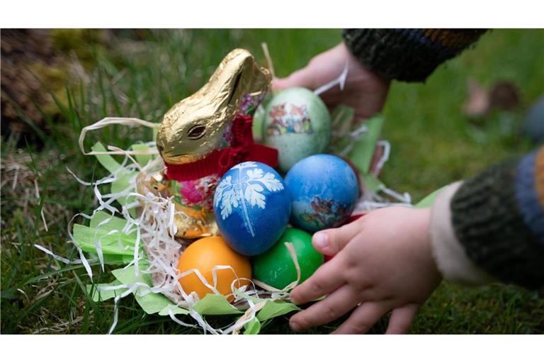 Schoko-Osterhasen sind ein beliebtes Geschenk zum Osterfest. (Archivbild)