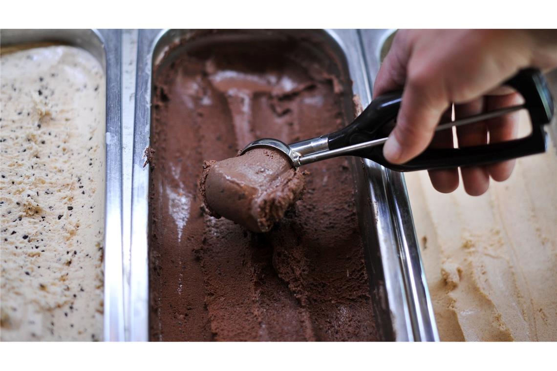 Ist Eis zu teuer? Kugelpreise entfachen Frust Schokolade ist die beliebteste Eissorte in Deutschland.