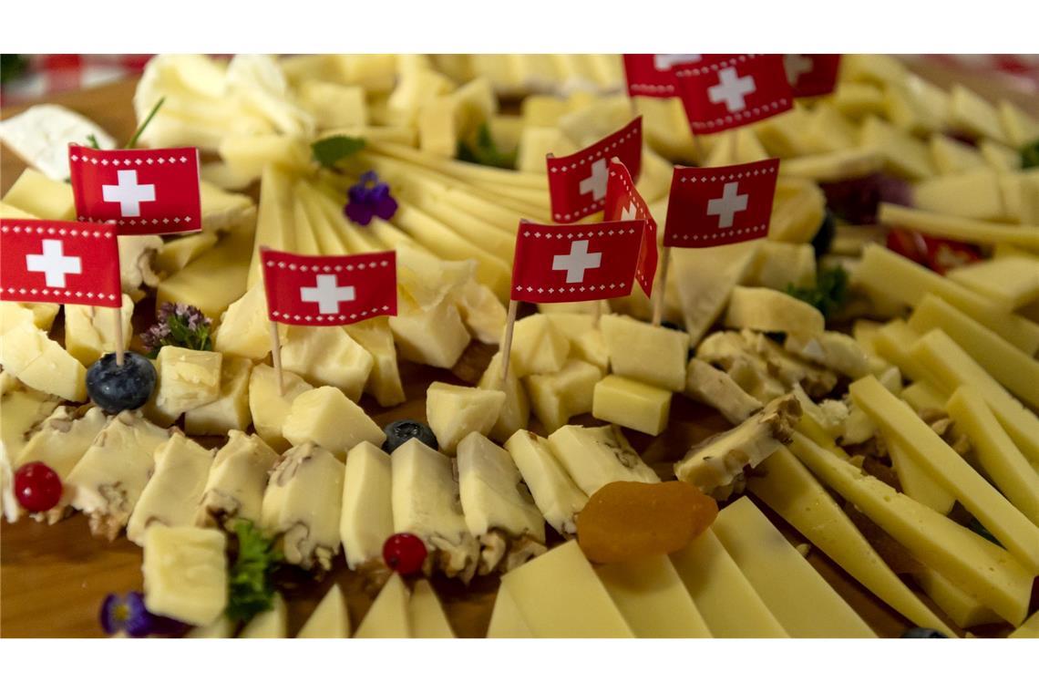 US-Zollhammer: Schweizer fürchten Wirtschaftseinbruch Schokolade und Käse aus der Schweiz dürfte in den USA unerschwinglich teuer werden (Archivbild)