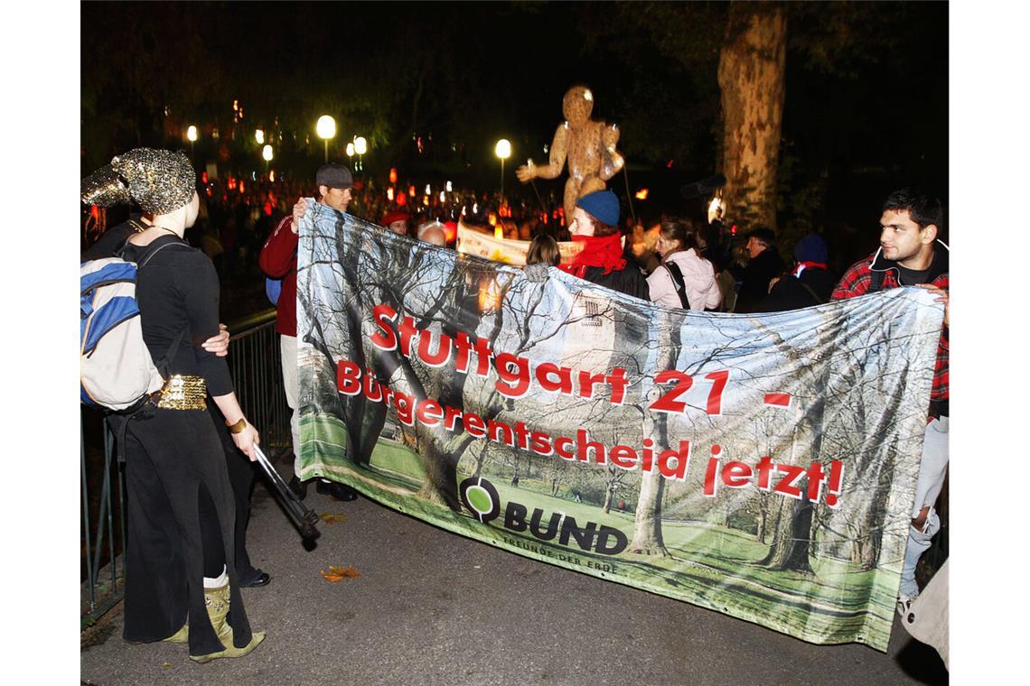 S21-Gegner sind gegen Wohnbauprojekt Schon 2007 wurden Unterschriften für einen Bürgerentscheid gesammelt, um den Tiefbahnhof zu verhindern.
