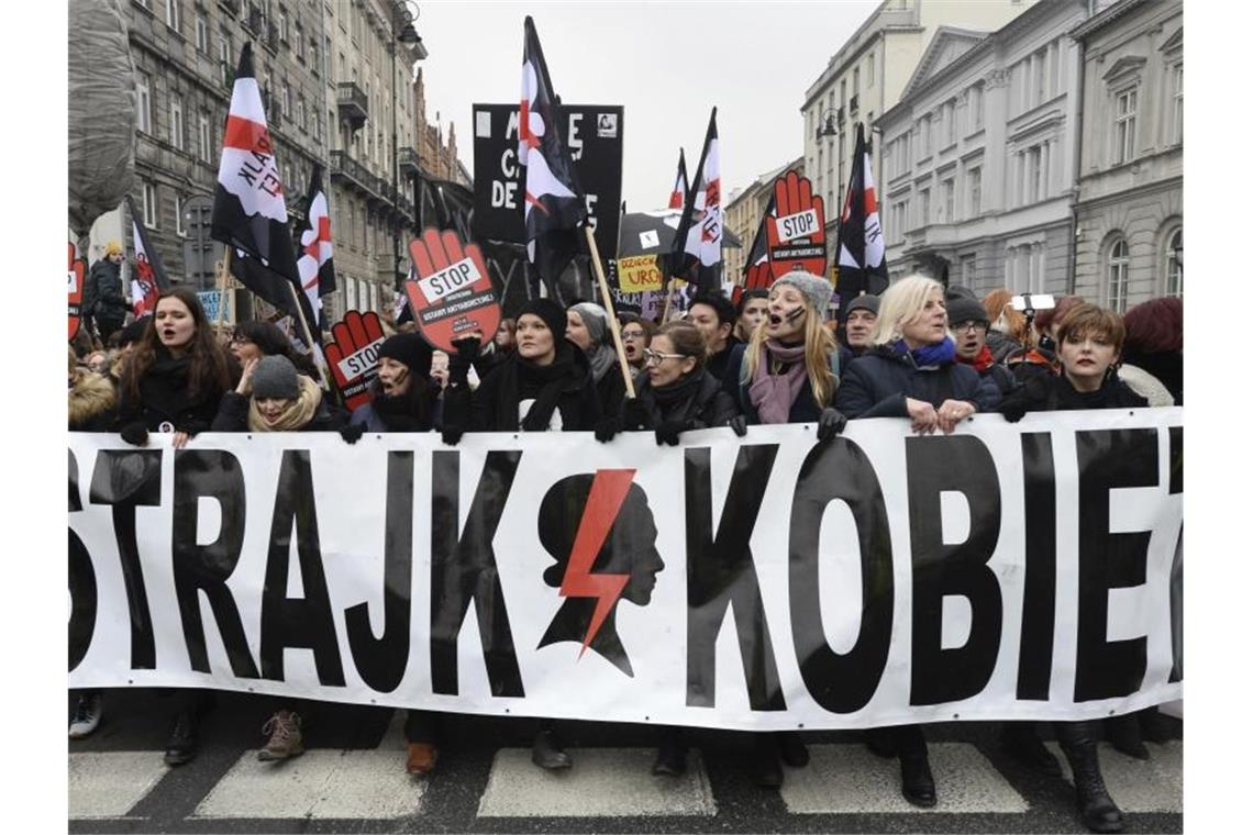 Polen: Abtreibung wegen Fehlbildung verfassungswidrig Schon 2018 wurde in Polen das Abtreibungsgesetz verschärft - damals gab es große Protestaktionen. Foto: Alik Keplicz/AP/dpa