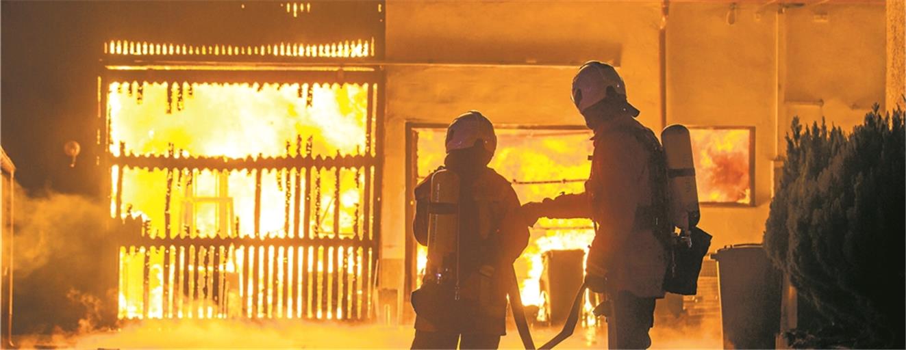 Schon als das Feuer am Samstag im Frühmeßhof wütete, ging das Gerücht um, ein Feuerwehrler habe den Brand gelegt. Nun nahm die Polizei einen Wehrmann fest, der anfangs mitgelöscht hatte.
