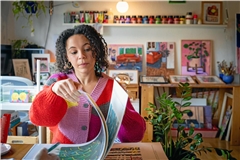 Schon als Kind erhielt Alice Obermeier bei einer Künstlerin Privatunterricht. Nach ihrem Umzug von Amerika ins Schwabenland schätzt die 28-Jährige Sulzbach nun als Oase der Ruhe. Foto: Alexander Becher