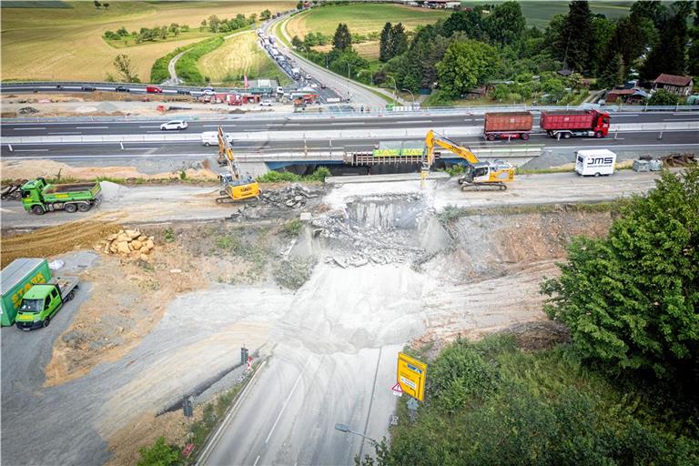 Schon am frühen Morgen ist die halbe Brücke weg. Kurz vor 11 Uhr bricht der Überbau endgültig ein. Seitdem arbeiten die Bagger an der Zerkleinerung des Betons. Foto: Alexander Becher