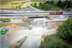 Schon am frühen Morgen ist die halbe Brücke weg. Kurz vor 11 Uhr bricht der Überbau endgültig ein. Seitdem arbeiten die Bagger an der Zerkleinerung des Betons. Foto: Alexander Becher