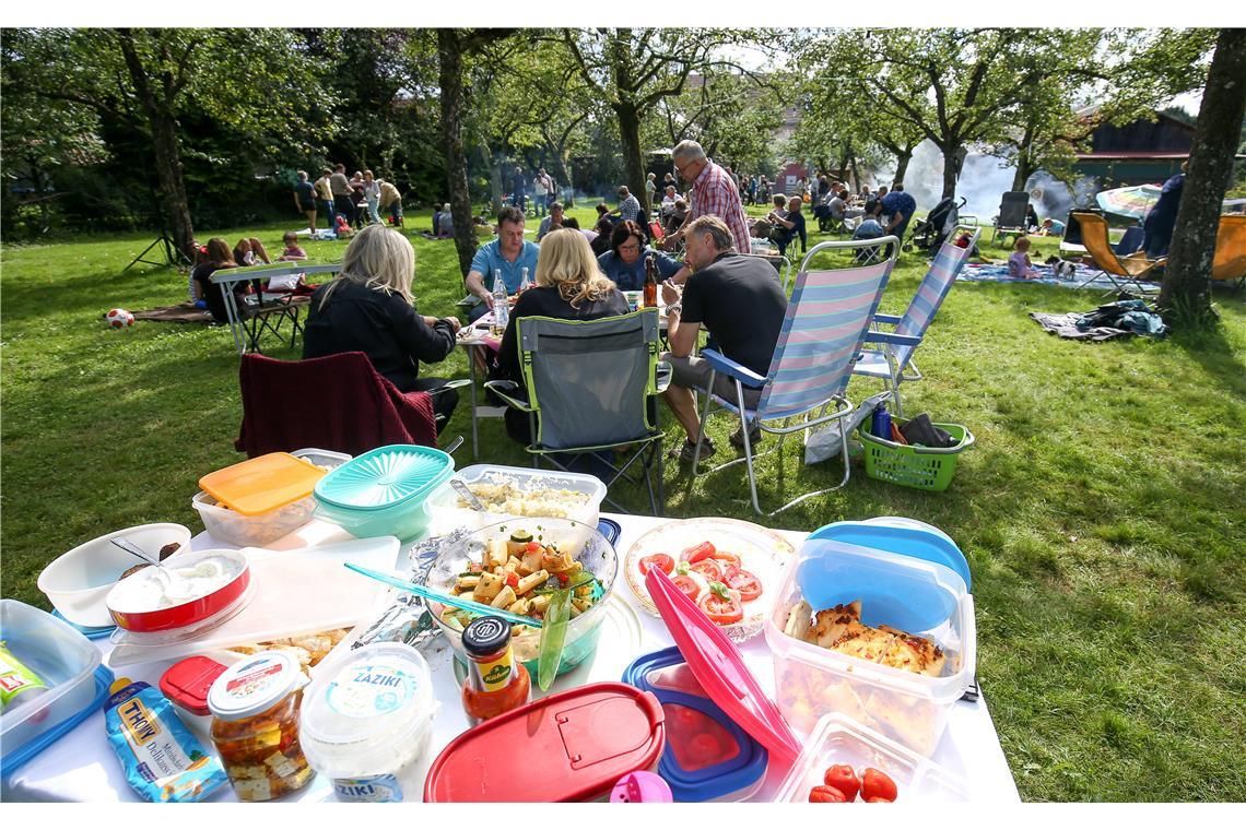 Schon am Nachmittag dürfen sich die Gäste auf die Wiese "lümmeln", mitgebrachte ...