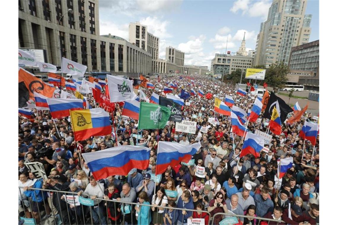 Mehr als Tausend Festnahmen bei Demonstration in Moskau Schon am vergangenen Samstag haben russische Oppositionelle gegen den Ausschluss ihrer Kandidaten von der anstehenden Regionalwahl demonstriert. Foto: Pavel Golovkin/AP
