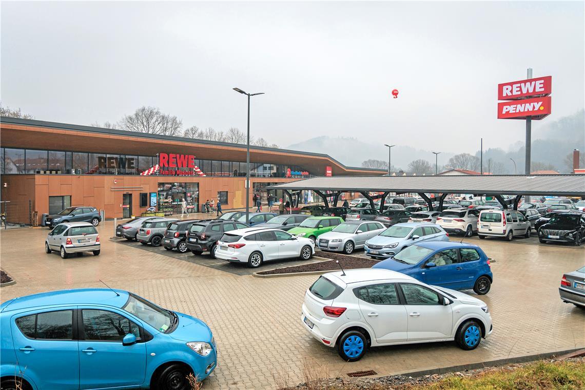 Murrhardter Weststadt atmet nach langer Bauzeit auf Schon am Vormittag ist gut was los beim neu eröffneten Einkaufszentrum an der Berliner Straße. Fotos: Stefan Bossow