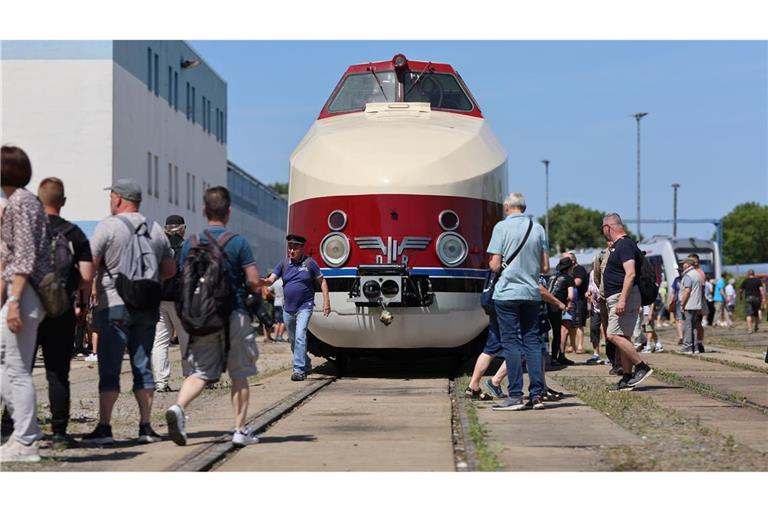 Schon bald soll der aufgearbeitete Zug wieder mit Passagieren auf der Schiene rollen.
