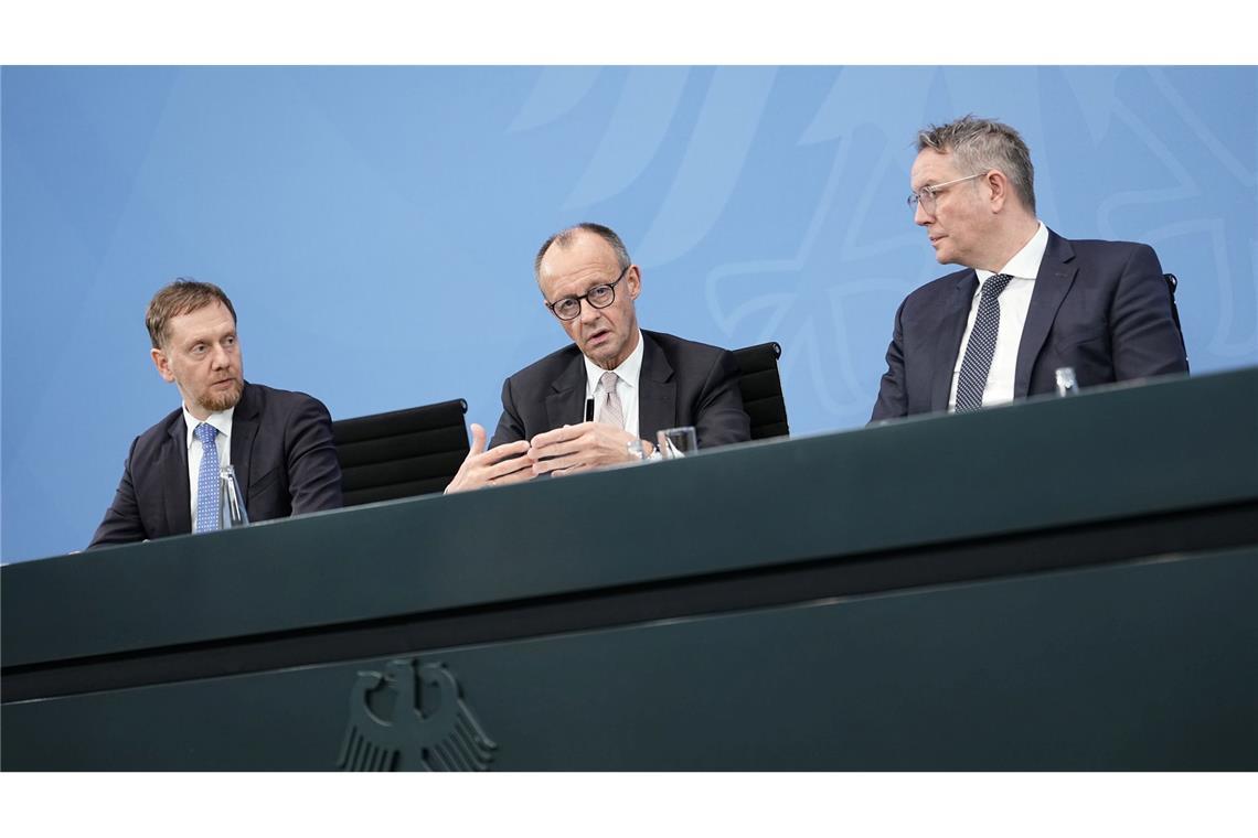 Schon bei dem Treffen der Länderregierungschefs mit Kanzler Merz (Mitte) im Dezember noch unter dem Vorsitz des abgewählten rheinland-pfälzischen Ministerpräsidenten Schweitzer (rechts) war es um die Bund-Länder-Finanzen gegangen. (Archivfoto)