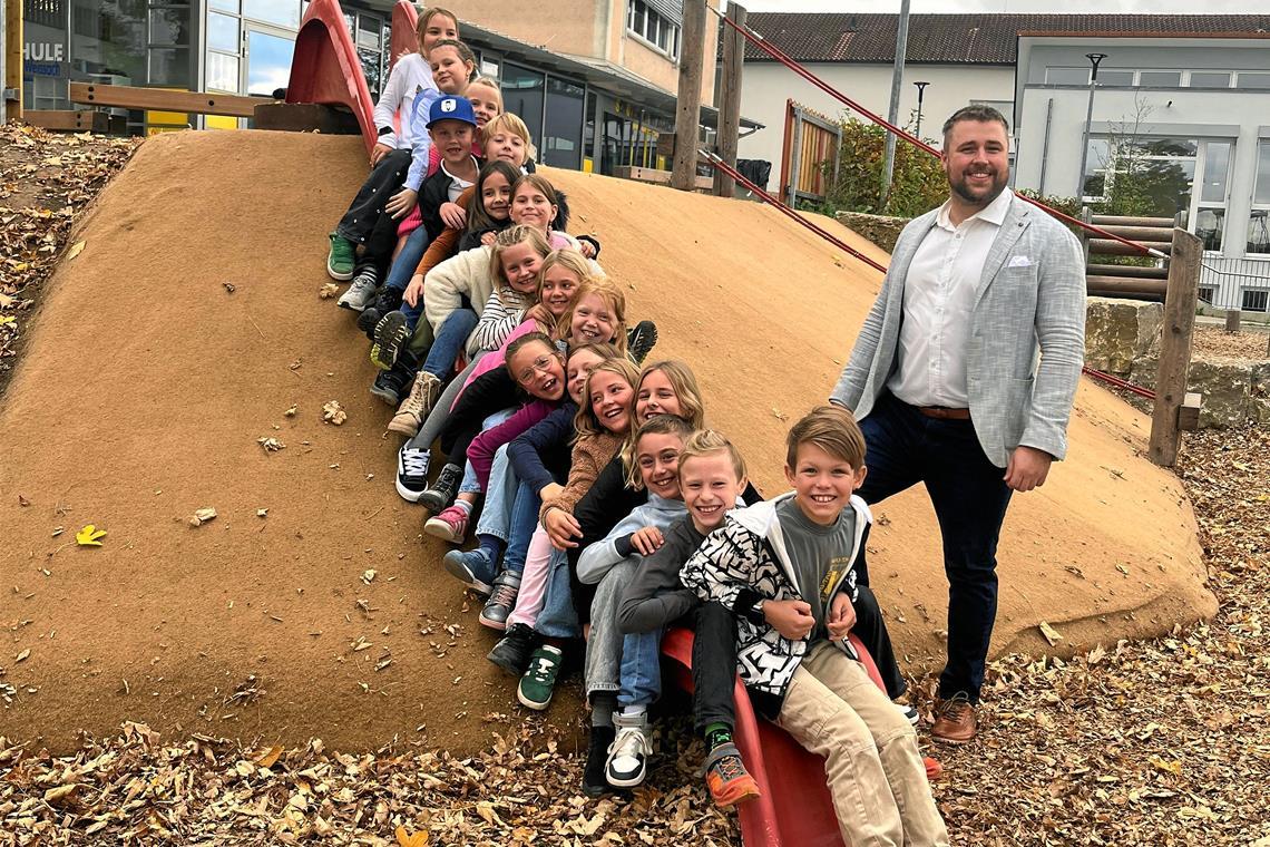 Junge Stimmen für Weissach im Tal Schon bei der Einsetzung haben die jungen Räte viel Spaß. Foto: Gemeinde Weissach im Tal