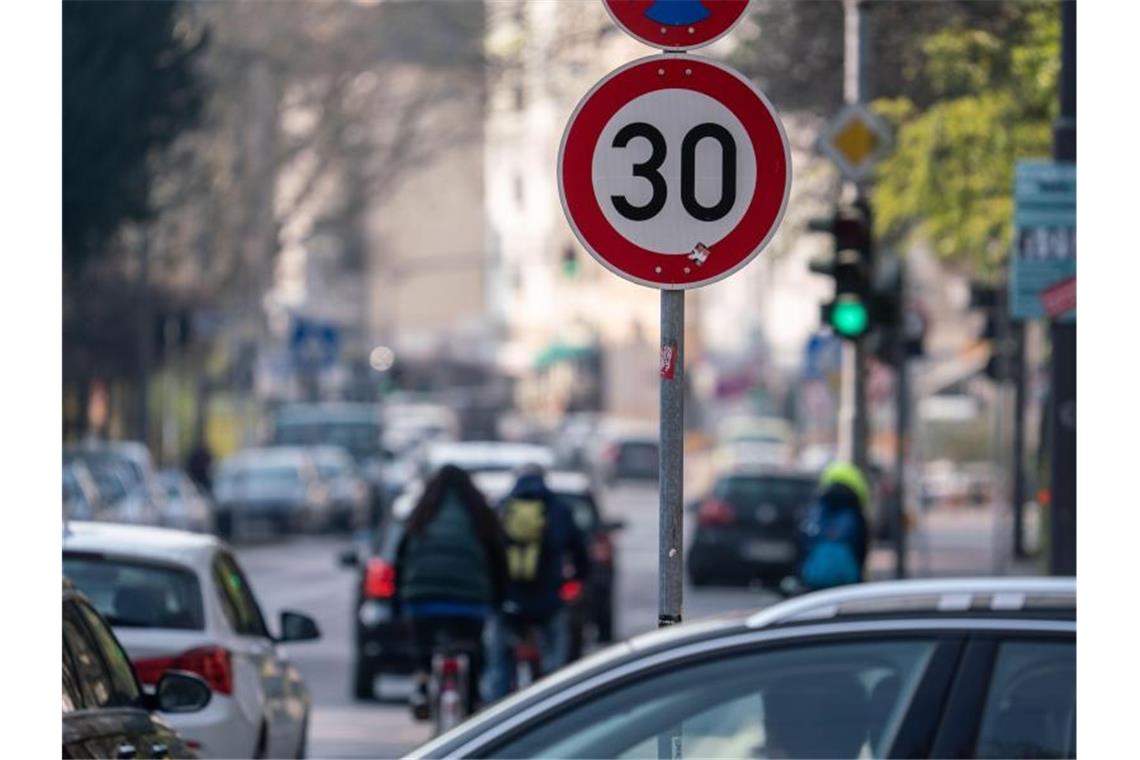 Schon bei geringeren Geschwindigkeitsüberschreitungen als bisher kann es einen Monat Fahrverbot geben. Foto: Frank Rumpenhorst/dpa