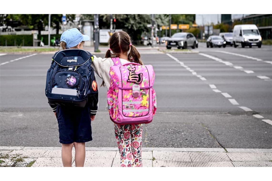 Schon beim Schulweg kann sich zeigen, ob Eltern loslassen können oder nicht. „Für Eltern wie für Kinder ist es einfacher, wenn das Loslassen in kleinen Schritten passiert“ – und zwar rechtzeitig, sagt Familiencoach Birgit Ertl.