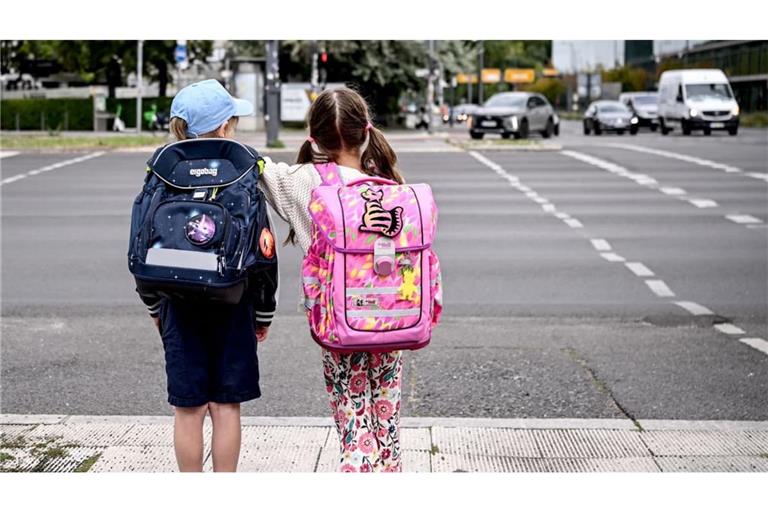 Schon beim Schulweg kann sich zeigen, ob Eltern loslassen können oder nicht. „Für Eltern wie für Kinder ist es einfacher, wenn das Loslassen in kleinen Schritten passiert“ – und zwar rechtzeitig, sagt Familiencoach Birgit Ertl.