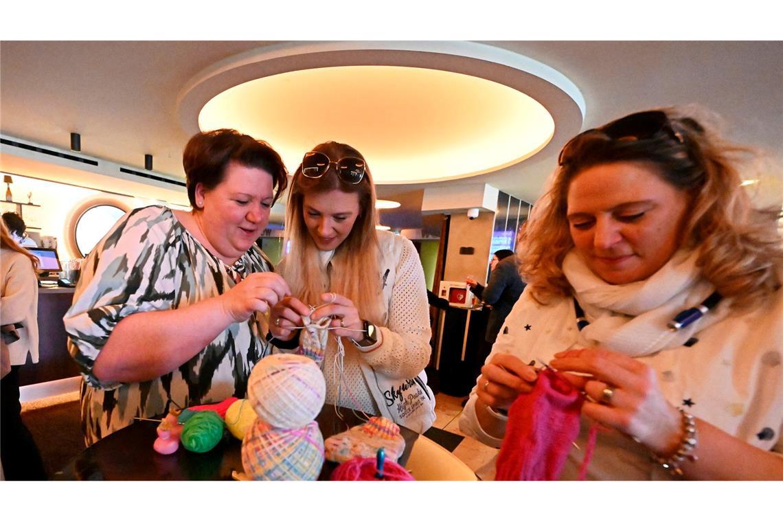 Schon bevor der Film startet, wird fleißig gestrickt.