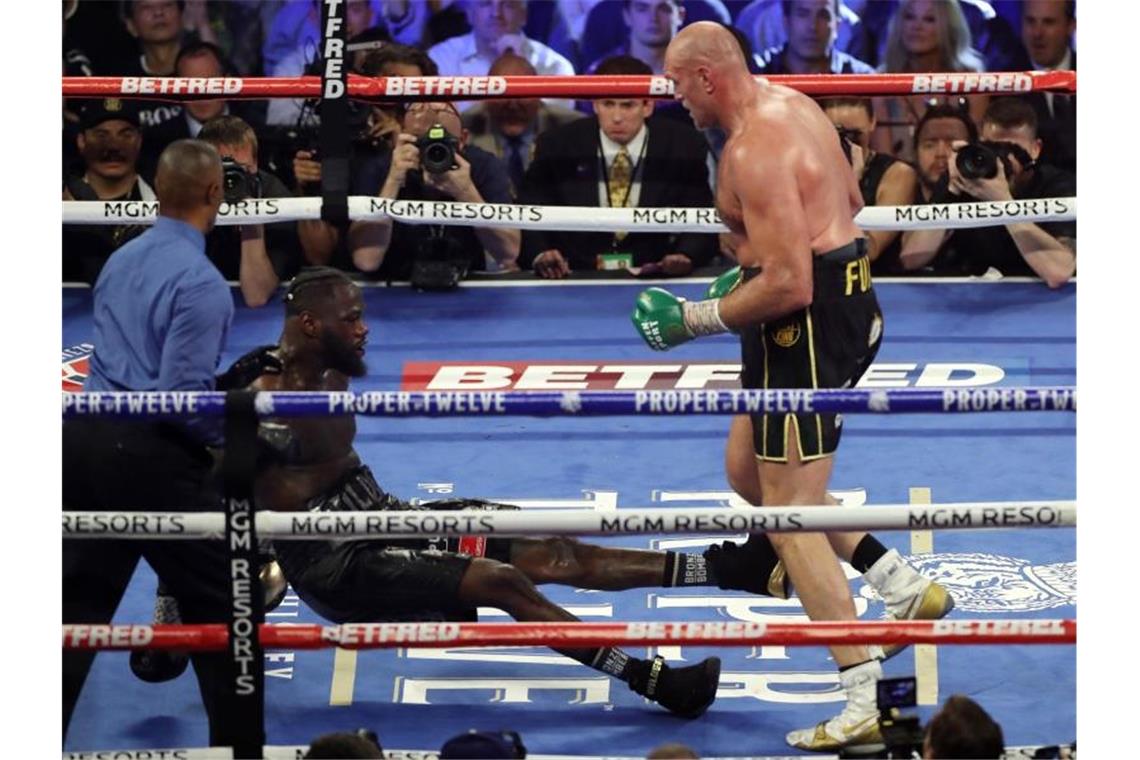 Schon bevor der Ringrichter in der siebten Runde den einseitigen Kampf abbrach, hatte Fury Wilder zweimal auf den Boden geschickt. Foto: Bradley Collyer/PA Wire/dpa