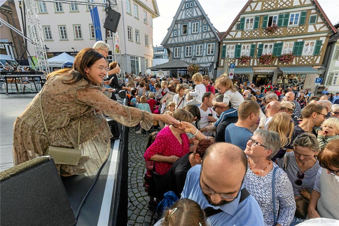 Schon die Eröffnung des Gänsemarktes war gut besucht. Sigrid Göttlich, Vorsitzen...