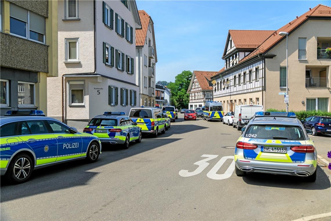Amokverdacht an Murrhardter Schule war ein Fehlalarm Schon die Zufahrtsstraße ist von Polizeiwagen gesäumt.