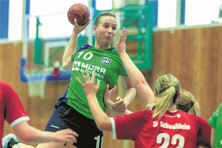 Schon gut ins HCOB-Team integriert: Victoria Lukács (am Ball), eine von vier Neuen. Foto: A. Becher