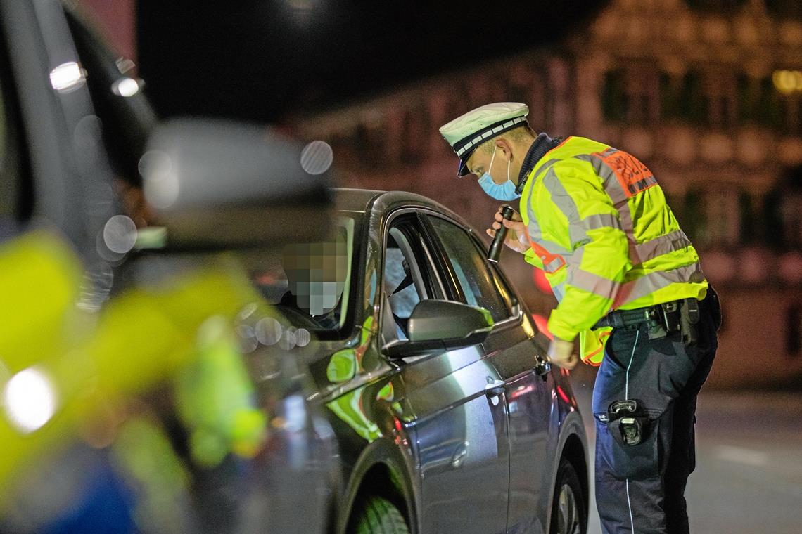Ausgangssperre: Kontrollaktionen sind vorgesehen Schon im April gab es Kontrollen anlässlich der nächtlichen Ausgangssperren, beispielsweise an der B14 in Oppenweiler. Archivfoto: A. Becher
