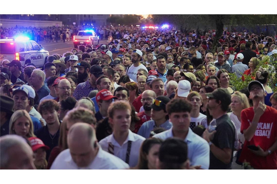 Schon im Morgengrauen versammelten sich Tausende vor dem Stadion.