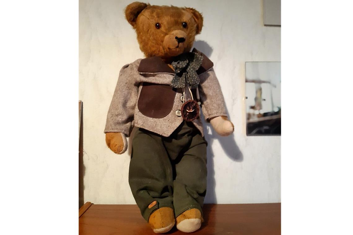 Schon im Rentenalter ist der Steiff-Bär von Christine Eminger. „Er heißt Teddy u...