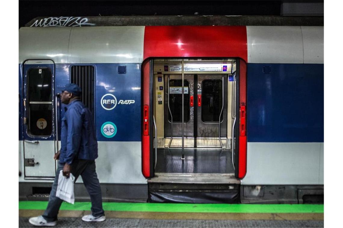 Generalstreik in Frankreich: Störungen bei der Bahn erwartet Schon im September hatte ein Streik für Stillstand im Pariser Bahnverkehr gesorgt. Foto: Sadak Souici/Le Pictorium Agency via ZUMA/dpa