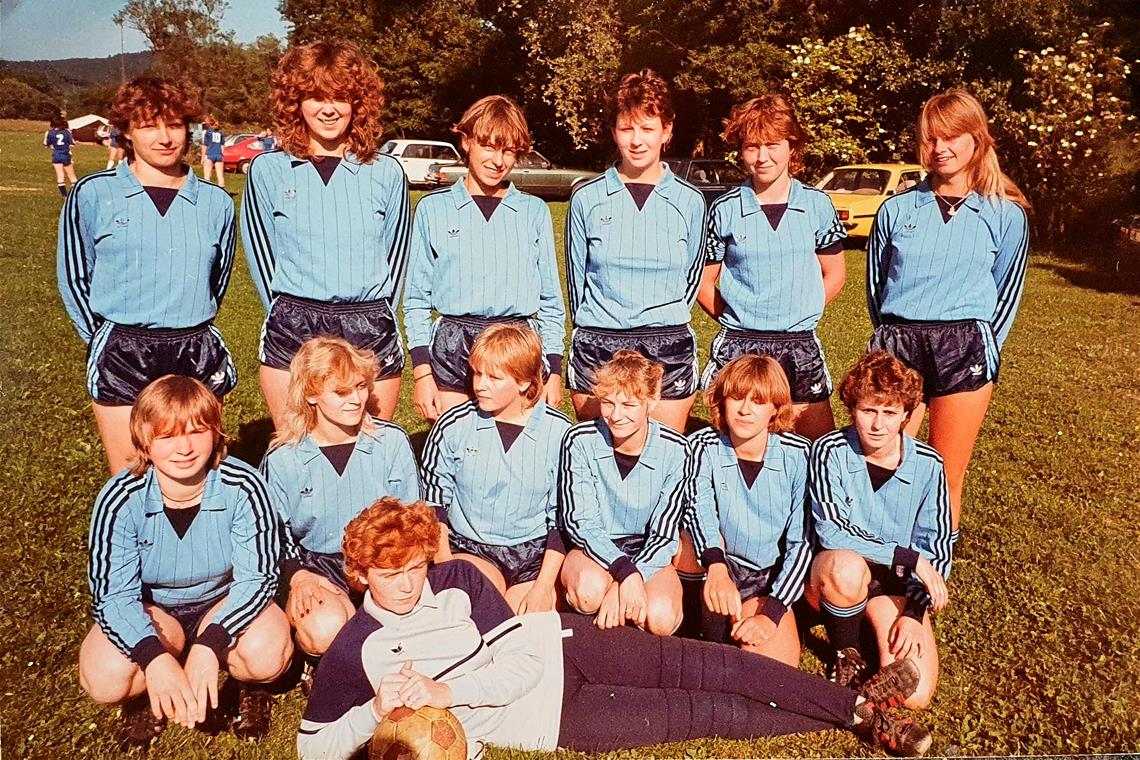 Schon in den 80er-Jahren gab es ein Frauenfußballteam bei der SGOS um Torhüterin Brigitte Hasenöhrl (vorne). Foto: privat