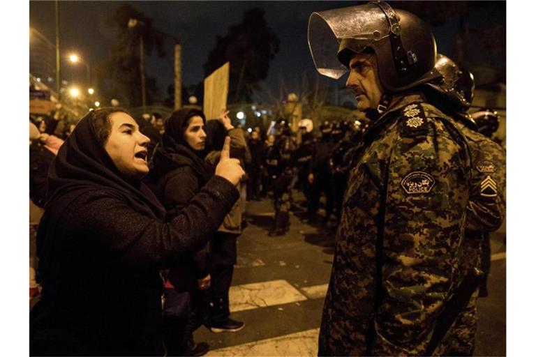 Schon in den Tagen nach dem versehentlichen Abschuss der Linienmaschine hatten Hunderte Menschen gegen die Führung der Islamischen Republik protestiert. Foto: Mona Hoobehfekr/Iranian Students' News Agency, ISNA/AP/dpa