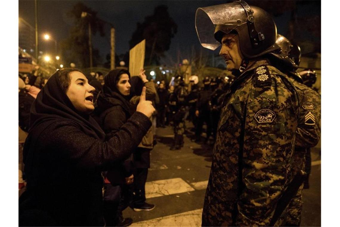 Schon in den Tagen nach dem versehentlichen Abschuss der Linienmaschine hatten Hunderte Menschen gegen die Führung der Islamischen Republik protestiert. Foto: Mona Hoobehfekr/Iranian Students' News Agency, ISNA/AP/dpa