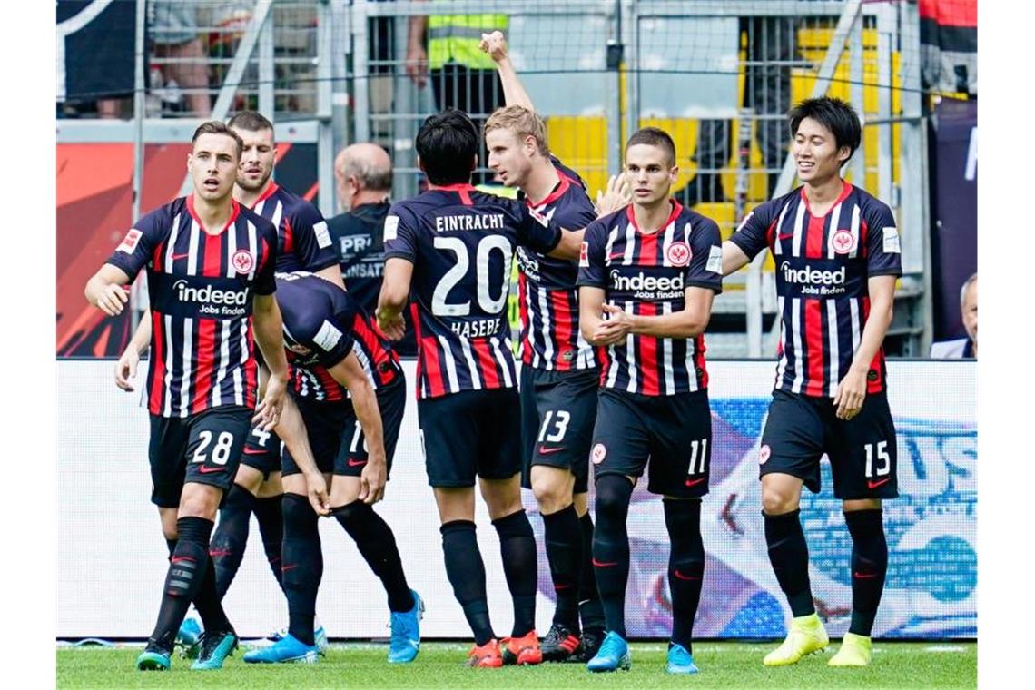 Hinteregger beschert Eintracht siegreichen Auftakt Schon in der ersten Minute sorgte Martin Hinteregger (M) für Frankfurts Führung. Foto: Uwe Anspach