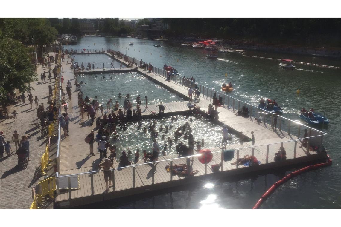 Paris öffnet im Sommer Schwimmbäder in der Seine Schon länger können Badegäste in den ins Wasser gelassenen Schwimmbecken im Kanal Bassin de la Villette in Paris schwimmen. (Archivbild)