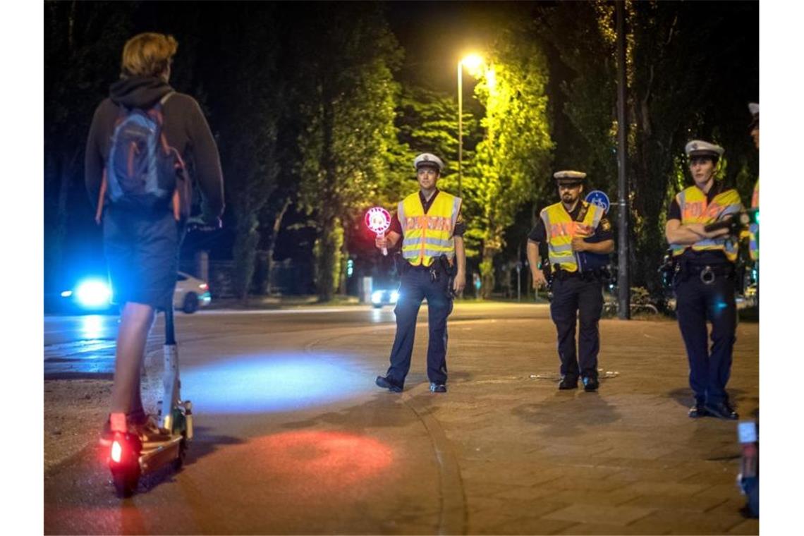 Schon nach kurzer Zeit stehen E-Tretroller-Fahrer im Blickfeld der Polizei. Foto: Sina Schuldt