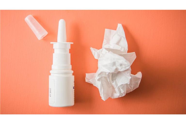 Schon nach vier bis fünf Tagen sollte man ihm zufolge vom abschwellenden Spray auf ein befeuchtendes auf Meerwasser-Basis umsteigen.