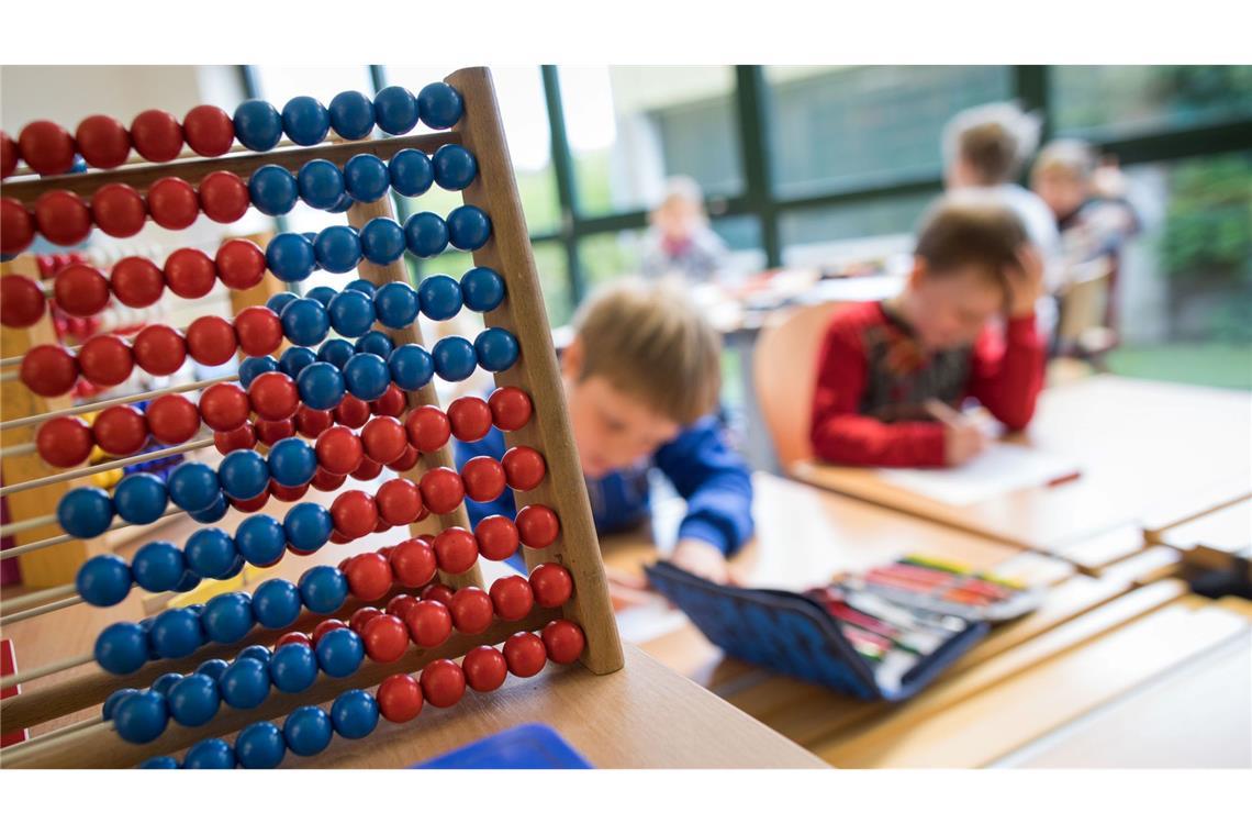 Jungen sind erst nach Schulstart besser in Mathe als Mädchen Schon nach vier Monaten schneiden Jungen demnach in Mathe etwas besser ab als Mädchen. (Archivbild)