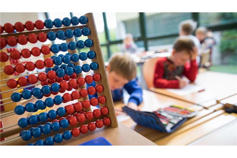 Schon nach vier Monaten schneiden Jungen demnach in Mathe etwas besser ab als Mädchen. (Archivbild)