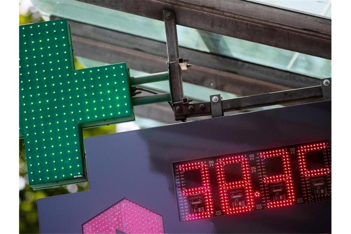 Extreme Junihitze - Wetterrekorde verlagern sich nach vorn Schon nicht wenig: Die Temperaturanzeige an einer Düsseldorfer Apotheke zeigt 38,3 Grad Celsius. Foto: Rolf Vennenbernd