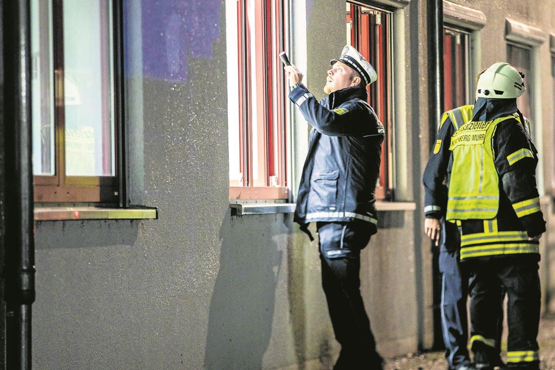 Brandstifter zündet Asylunterkunft an Schon schnell ist klar: Das Feuer wurde mit voller Absicht gelegt. Die Ermittlungen der Polizei laufen auf Hochtouren. Foto: B. Beytekin