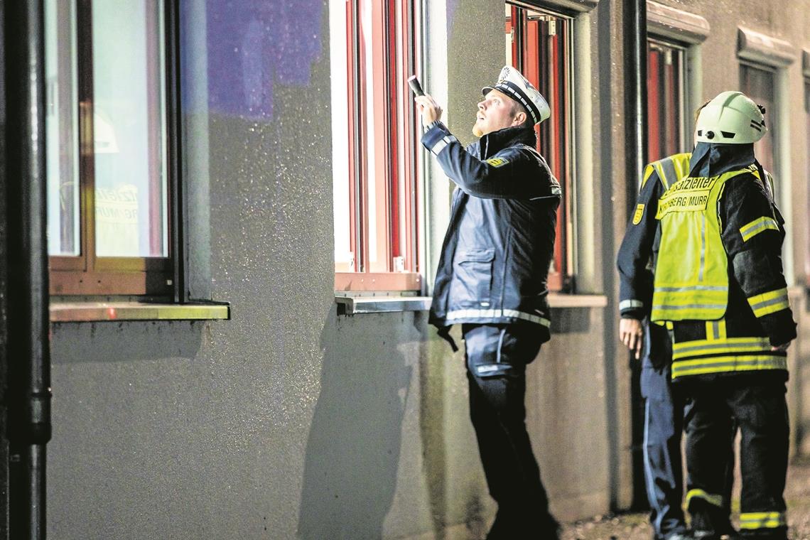 Schon schnell ist klar: Das Feuer wurde mit voller Absicht gelegt. Die Ermittlungen der Polizei laufen auf Hochtouren. Foto: B. Beytekin