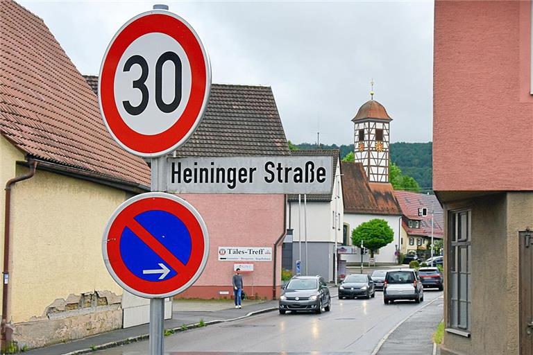Schon seit 2011 darf auf einem Abschnitt durch Allmersbach nur maximal 30 Kilometer pro Stunde gefahren werden. Foto: Tobias Sellmaier