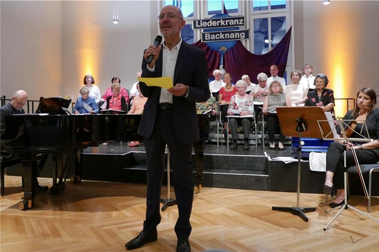 Schon seit 40 Jahren hält Joachim Göller dem Liederkranz Backnang als Chorleiter die Treue. Für die Sänger und die Besucher sind die Auftritte des Traditionschors etwas Besonderes. Foto: privat