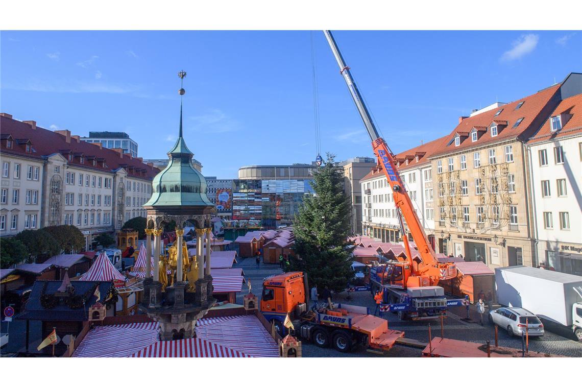 Schon seit Ende Oktober stehen die ersten Buden auf dem Alten Markt vor dem Magdeburger Rathaus. (Archivbild)