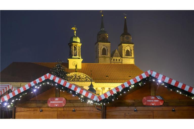 Schon seit Ende Oktober stehen die ersten Buden auf dem Alten Markt vor dem Magdeburger Rathaus.