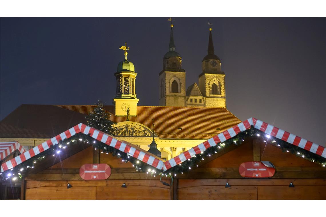 Schon seit Ende Oktober stehen die ersten Buden auf dem Alten Markt vor dem Magdeburger Rathaus.
