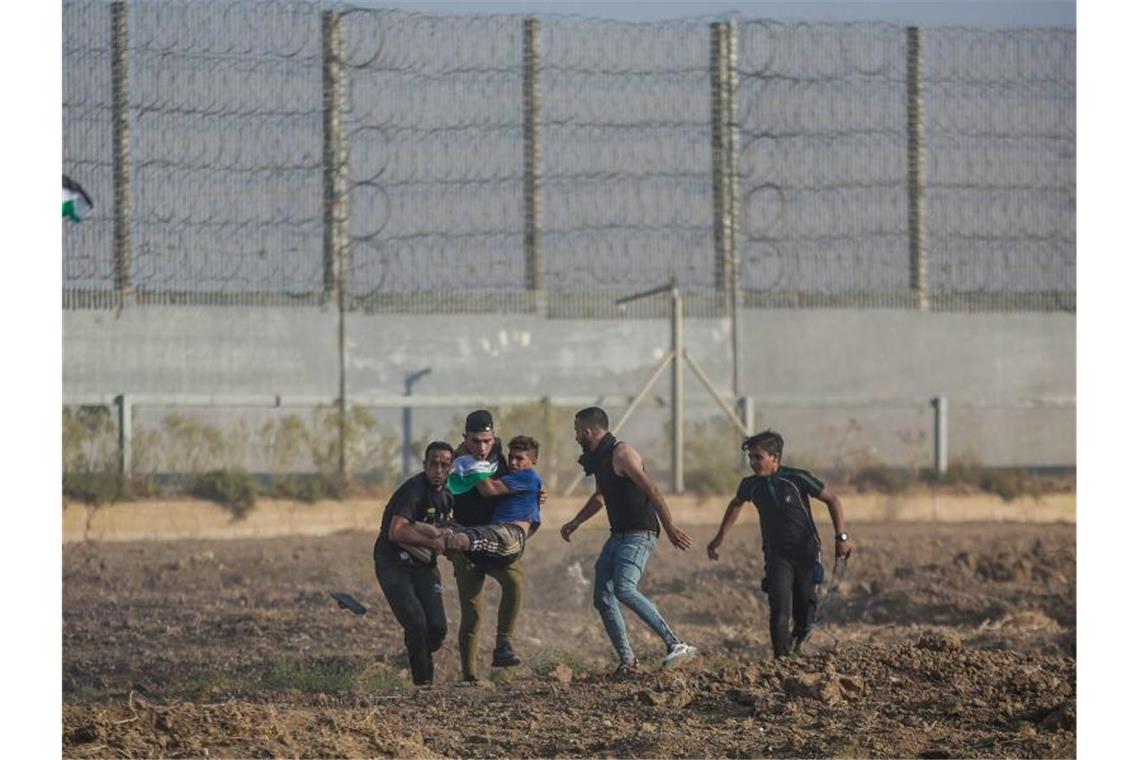 Hunderte Palästinenser demonstrieren am Grenzzaun zu Israel Schon seit mehreren Tagen gibt es am Gaza-Grenzzaun Zusammenstöße zwischen Palästinensern und der israelischen Armee. Foto: Mohammed Talatene/dpa
