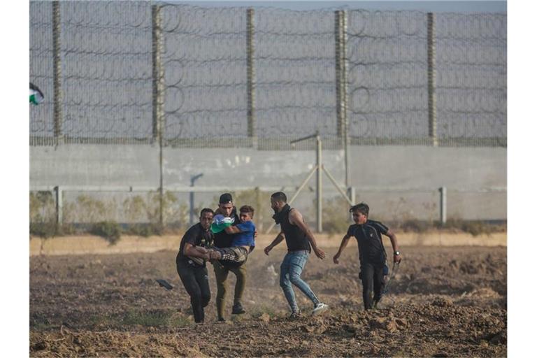 Schon seit mehreren Tagen gibt es am Gaza-Grenzzaun Zusammenstöße zwischen Palästinensern und der israelischen Armee. Foto: Mohammed Talatene/dpa